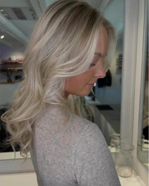 Blond bølget hår i salonen