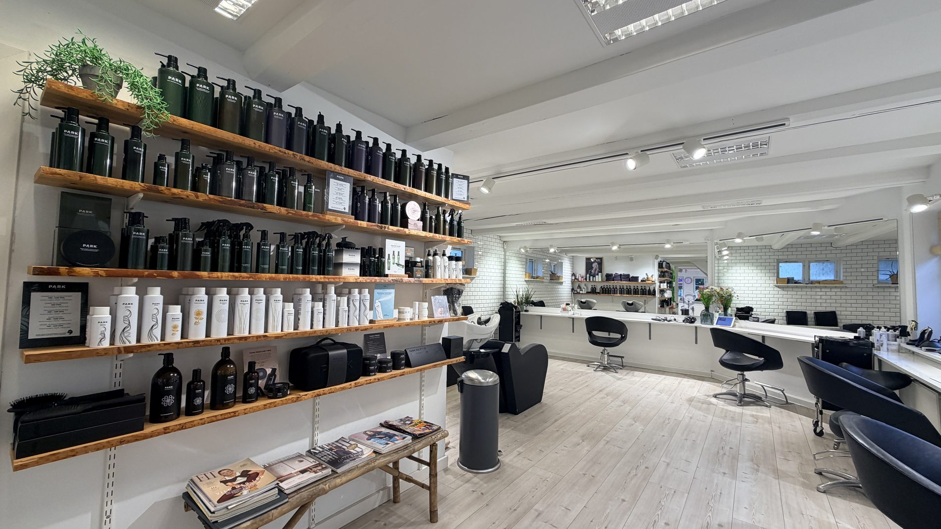 Træhylder med professionel hårpleje i salonen