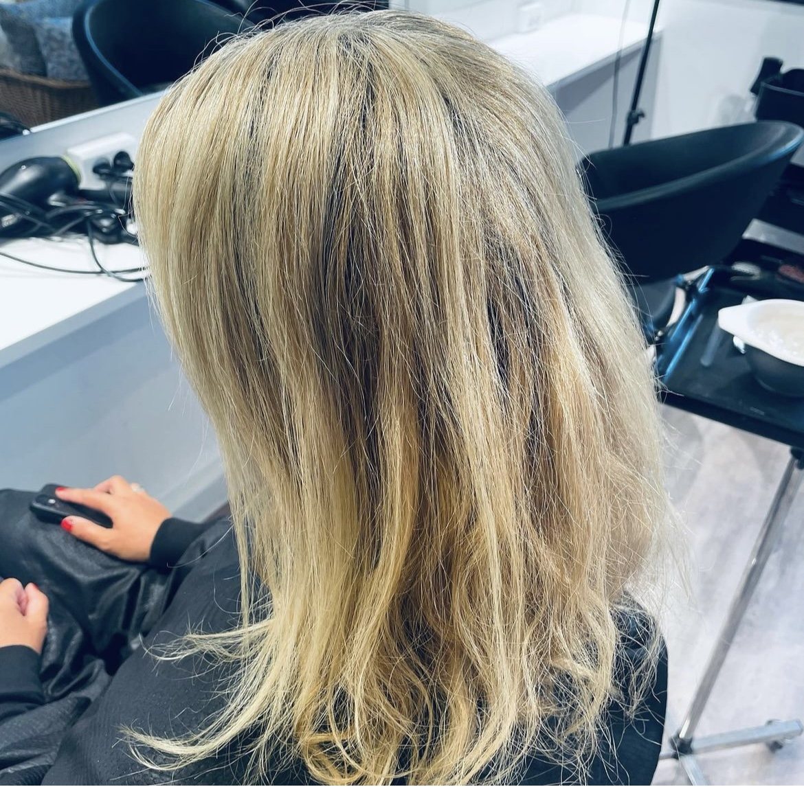 Langt lyst hår under behandling i salonen